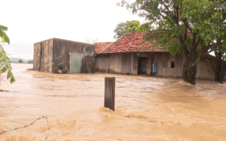 Video: Nước chảy như thác, nhà ngập sâu, đường chia cắt ở Đắk Lắk