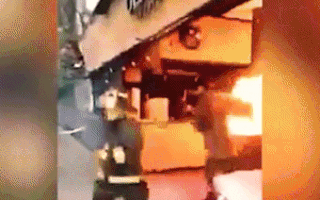 Video: Lính cứu hỏa dũng cảm vác 'bom gas' chạy xa khu dân cư, tránh 'thảm họa' có thể đến với 60 người