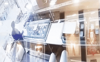 Video: Tên cướp giả khách hàng, giật hộp trang sức nhanh chân tẩu thoát