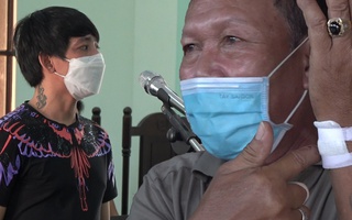 Video: Hùng hổ tấn công thành viên chốt kiểm soát dịch COVID bằng dùng dao, lãnh án 18 tháng tù