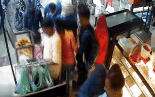 Video: Đứng mua bánh ngọt ở cửa hàng, 10 người bất ngờ bị tụt xuống hầm