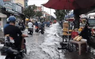 Video: Chiều bì bõm ở TP.HCM trong mùa triều cường