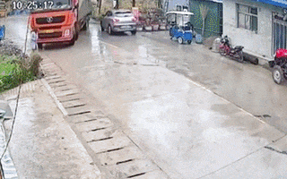 Video: Xe tải nặng trượt trên đường, đầu va vào người đi bộ, đuôi 'quét' ô tô con
