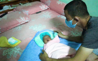 Video: Tìm thân nhân bé gái 4 tuần tuổi bị bỏ rơi tại khu đô thị ở Bình Phước