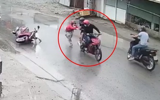 Video: Truy xét đối tượng giật điện thoại, giằng co khiến người phụ nữ té ngã trên đường