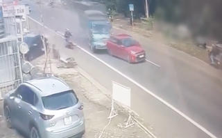 Video: Xe tải gây tai nạn liên hoàn, tông sập nhà dân, ủi ôtô bay lên lề đường