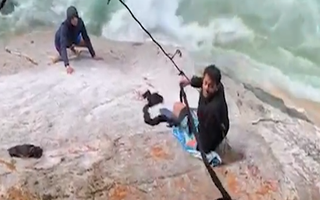 Video: Dùng khăn, áo cột thành dây, cứu được hai người kẹt dưới vách đá