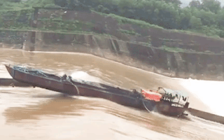 Video: Nghẹt thở hình ảnh tàu chở cán bộ đi kiểm tra gặp nạn, tuột xuống đập nước