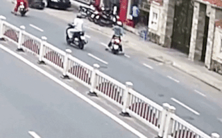 Video: Trích xuất hình ảnh ô tô 'lùa' nhiều xe máy ở thành phố biển Vũng Tàu, xem thấy rợn người