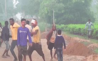 Video: Đàn voi rừng bị đói xuống núi tìm thức ăn, rượt nhóm người hiếu kỳ chạy thục mạng