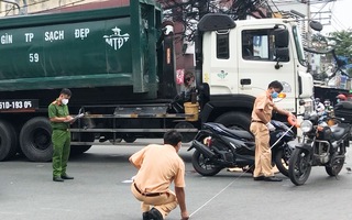 Video: Va chạm xe máy ngã ra đường, người đàn ông bị xe rác cán trúng