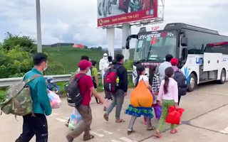 Video: Người về quê không có xe đều được đón đưa qua các tỉnh, không có chuyện phải đi bộ