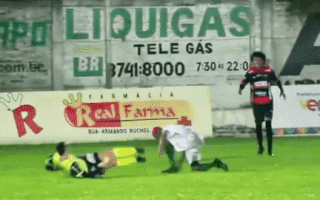 Video: Bị cầu thủ đá vào đầu, trọng tài bất tỉnh trên sân bóng