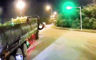 Video: Cuộn sắt cả tấn nhảy xuống đường lúc xe đang chạy, nguy hiểm chực chờ với nhiều người
