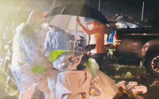 Video: Mưa tầm tã trên đèo Hải Vân, vẫn không để người dân nào lỡ việc về quê vì hỏng xe bất ngờ
