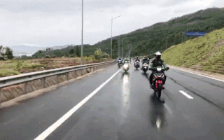 Video: Cảnh sát giao thông dẫn người về quê bằng xe máy qua hầm Hải Vân