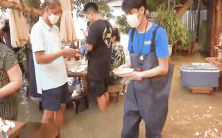 Video: Khách hàng thích thú trải nghiệm ăn uống trong nước lũ