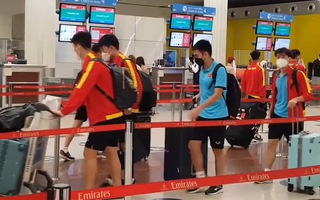 Video: Đội tuyển Việt Nam mệt mỏi vì mất 7 giờ cho chuyến bay 90 phút đến Oman