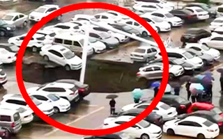 Video: 'Hố đen' ở bãi xe nuốt chửng nhiều ô tô