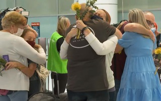 Video: Những cuộc đoàn tụ đầy cảm xúc trong ngày đầu Úc nới lỏng biên giới