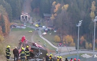 Video: Lại rơi cabin cáp treo, một người chết và 15 người mắc kẹt ở cabin bị liên đới