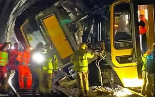Video: 2 đoàn tàu hỏa ở Anh va chạm, hàng chục người bị thương