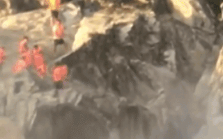 Video: Giải cứu 3 người ngồi câu cá trên mỏm đá, nước dâng đột ngột, mắc kẹt giữa sông Ba 16 giờ