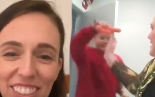 Video: Con gái 3 tuổi 'đột nhập' lúc Thủ tướng New Zealand livestream với người dân