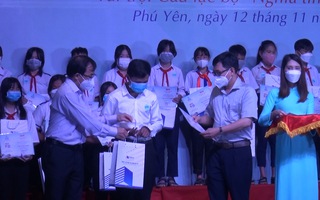 Video: 302 suất học bổng 'Tiếp sức đến trường' trao tặng học sinh, tân sinh viên Phú Yên