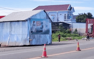 Video: Chở ngôi nhà bằng chiếc xe máy trên đường phố Campuchia