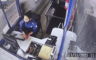 Video: Xe buýt lao thẳng vào trạm thu phí, nữ nhân viên nhanh chân chạy thoát thân