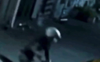 Video: Trộm xe máy bị truy đuổi, bỏ chạy thục mạng ở Bình Chánh