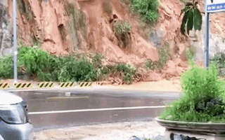 Video: Sạt lở núi ở Bình Định, đất đá đổ ầm xuống đường