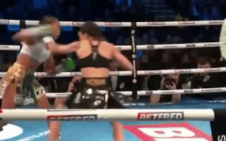 Video: Nữ võ sĩ bị đấm 'ngất trong tư thế đứng', mất 2 đai vô địch thế giới