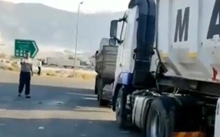 Video: Xe tải rung lắc dữ dội do hai trận động đất liên tiếp ở Iran