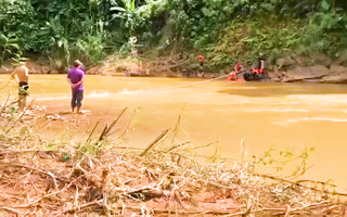 Video: Tìm thấy thi thể người đàn ông bị nước cuốn khi bơi qua sông vào rẫy hái cà phê