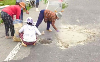Video: Nhóm phụ nữ tình nguyện vá ổ gà ở Nha Trang