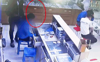 Video: Vụ cướp táo tợn, kề dao vào cổ nữ nhân viên cửa hàng điện thoại lấy 50 triệu đồng
