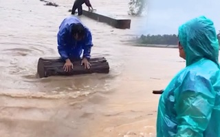 Video: Lũ đổ về Bình Định, người dân liều mình đi vớt gỗ