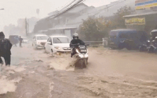 Video: Vật vã với dòng nước đổ như thác trên đường phố Indonesia