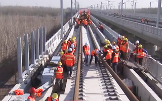 Video: Chỉ trong 20 ngày, nhóm công nhân lắp đặt xong 172 km đường tàu có vận tốc 350km/h