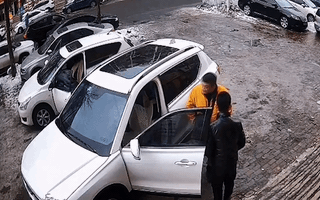 Video: Băng rơi từ tầng 15 ‘cắt ngọt’ kính ô tô, chủ xe thoát nạn trong gang tấc