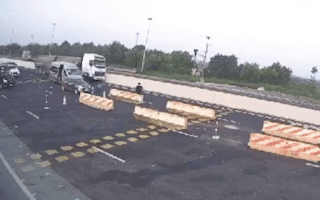 Video: Xe đầu kéo tông liên hoàn khiến một người chết tại chốt kiểm soát cầu Bạch Đằng