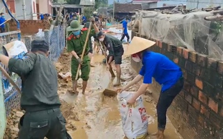 Video: Quân đội, công an giúp người dân khắc phục hậu quả sạt lở kinh hoàng ở núi Cấm
