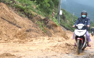 Video: Đường Trường Sơn Đông qua Quảng Ngãi ách tắc do sạt lở núi