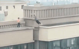Video: Đứng tim hình ảnh bé trai nhảy qua nhảy lại giữa hai tòa nhà 22 tầng