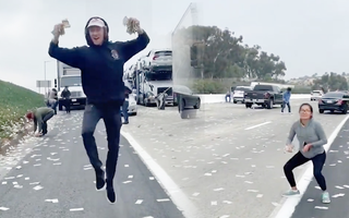 Video: Nhiều tài xế tranh nhau nhặt tiền rơi trên cao tốc