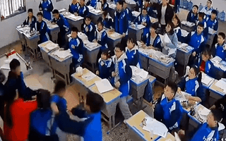 Video: Học sinh từ dưới lớp lao lên bục giảng tấn công cô giáo ở Trung Quốc
