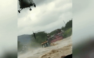 Video: Xe ôtô bị cuốn trôi xuống dòng lũ, dùng máy xúc, trực thăng cứu 4 người an toàn