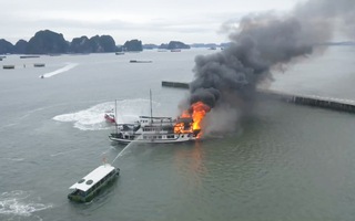 Video: Hiện trường cháy 2 tàu du lịch ở vịnh Hạ Long